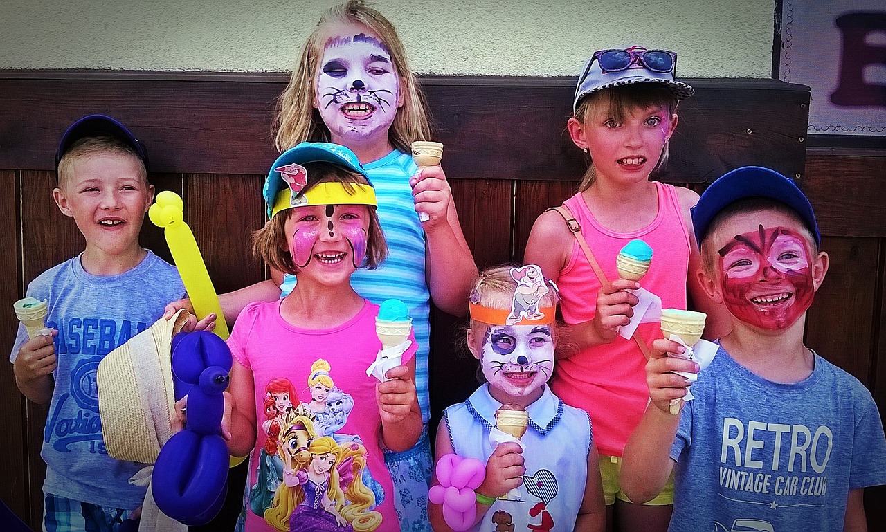 niños en una fiesta con cara pintada