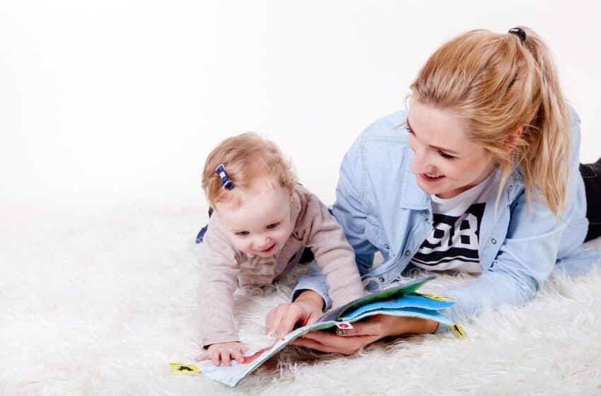 Bebé y mamá leen